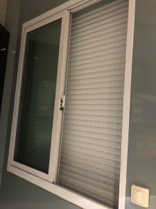 Rolling shutter door 